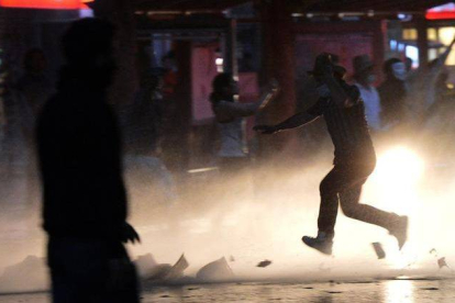 Fotografía cedida por la Agencia Anadolu de enfrentamientos entre policía y manifestantes durante una protesta contra el Gobierno turco en Ankara (Turquía).
