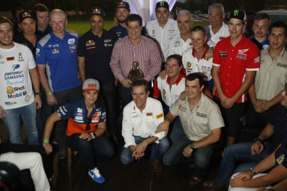 Los pilotos del Dakar posan con el presidente paraguayo. CRISTALDO