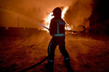Un efectivo de los Bomberos de León interviene en un incendio. DL