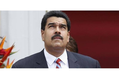 Maduro mira al cielo durante la visita de los reyes de Holanda a Caracas, este sábado.