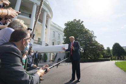 Trump hace declaraciones ayer, en los jardines de la Casa Blanca. STEFANI REYNOLDS