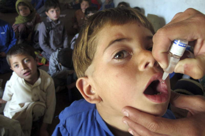 Administración de la vacuna oral de la polio en una localidad del norte de Pakistán.