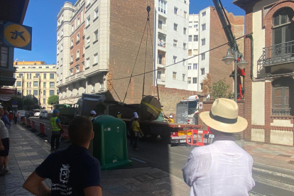 Momento de la retirada de las tres palmeras del edificio neomudéjar. RAMIRO