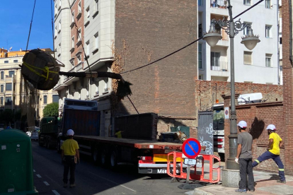 Momento de la retirada de las tres palmeras del edificio neomudéjar. RAMIRO