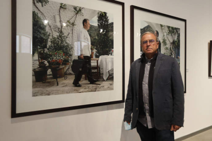 El fotógrafo Chema Conesa, en la exposición. FERNANDO OTERO