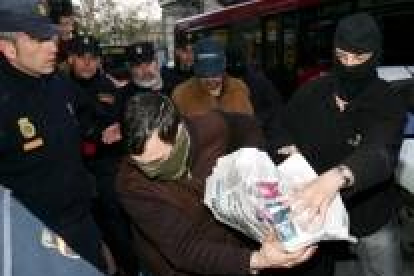 La policía traslada a Sara Majarenas al hostal donde se alojaron anoche en Valencia