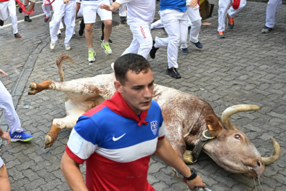 Tercer encierro de los Sanfermines 2023. JESÚS DIGES / RODRIGO JIMÉNEZ / J.P. URDIROZ/ DANIEL FERNÁNDEZ