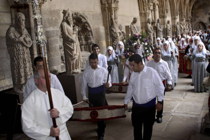 Las Cantaderas entran en la Catedral de león para conmemorar el tributo de las Cien Doncellas