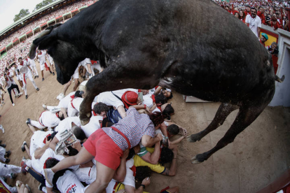 Tercer encierro de los Sanfermines 2023. JESÚS DIGES / RODRIGO JIMÉNEZ / J.P. URDIROZ/ DANIEL FERNÁNDEZ