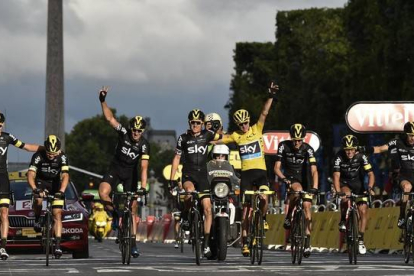 El equipo Sky, con Froome de amarillo en el centro, celebra el triunfo antes de cruzar la última meta del Tour 2015 en los Campos Elíseos.