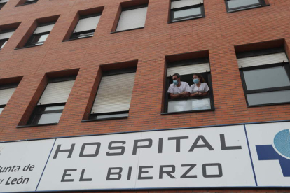 Personal del Hospital El Bierzo, asomado a una ventana en una imagen de archivo. ANA F. BARREDO