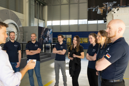 Pablo Álvarez, junto al resto de compañeros seleccionados por la Agencia Espacial Europea, en la sede de de la ESA. DL