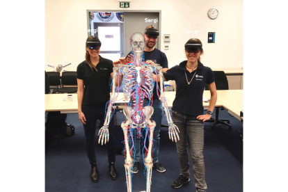 Pablo Álvarez, en el centro, con unas gafas de realidad virtual para aprender sobre los distintos sistemas del cuerpo humano y cómo se ven afectados en microgravedad. DL