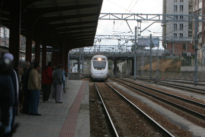 Un tren Alvia entra en la estación de Ponferrada. ANA F. BARREDO