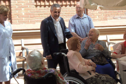 Emilio Gutiérrez durante su visita a la residencia de mayores Virgen del Camino.