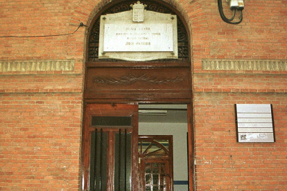 Imagen de archivo del colegio Jorge Manrique, lugar donde votó el hombre que ha fallecido. MANUEL BRAGIMO