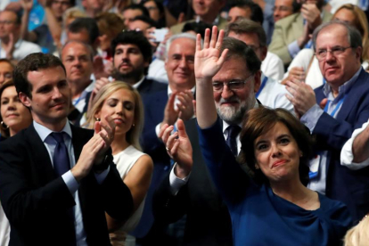 Soraya Sáenz de Santamaría saluda junto a Pablo Casado y Mariano Rajoy a los asistentes al  XIX Congreso Nacional del PP.