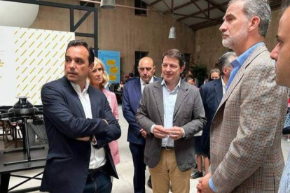 Felipe VI conoció en compañía del presidente de la Junta, Alfonso Fernández Mañueco y del presidente de Ineco, Fernando Vázquez el programa Ineco Rural TIC. DL