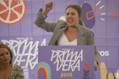 Irene Montero interviene en la Fiesta de la Primavera, acto de precampaña de la formación morada en Zaragoza. JAVIER CEBOLLADA