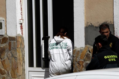 Agentes de la Guardia Civil inspeccionan una vivienda en Castrogonzalo (Zamora).