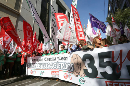 Concentración de los trabajadores frente a la delegación territorial de la Junta en Valladolid. RUBÉN CACHO