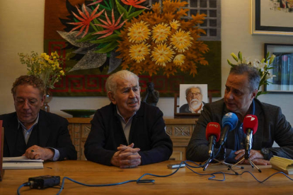 Juan Carlos Mestre, Antonio Gamoneda y Joaquín Otero, ayer, en la casa museo del escritor villafranquino, durante la presentación del premio de poesía. MIGUEL F. B.