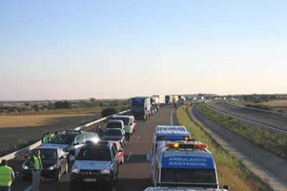 El suceso provocó atascos que dificultaron la circulación a primera hora de la mañana aunque el tráfico recobró la fluidez a pesar de reducirse a un sólo carril en el tramo afectado por el siniestro. Se trata del accidente de tráfico más grave ocurrido en la provincia leonesa en muchos años.