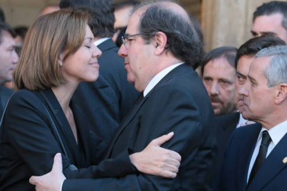 María Dolores de Cospedal saluda a Juan Vicente Herrera en el funeral por Isabel Carrasco en León en presencia del alcalde, Emilio Gutiérrez