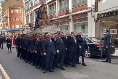 Un momento de la procesión. JOSÉ AJENJO