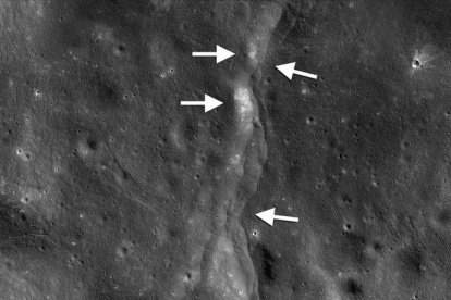 Imagen de una de las fallas captadas por la misión Lunar Reconnaissance Orbiter (LRO) en la que los investigadores sitúan los movimientos tectónicos.