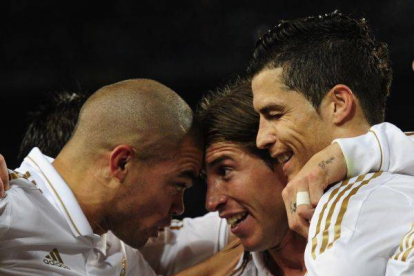 Cristiano Ronaldo celebra con Sergio Ramos y Pepe el tanto que supuso la victoria del Real Madrid. Foto: REUTERS