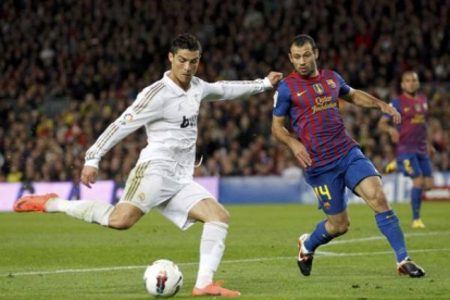 Cristiano Ronaldo chuta el balón para marcar el segundo gol del Madrid. Foto: REUTERS / JUAN MEDINA