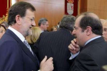 Rajoy conversa con el presidente de la Junta, Juan Vicente Herrera