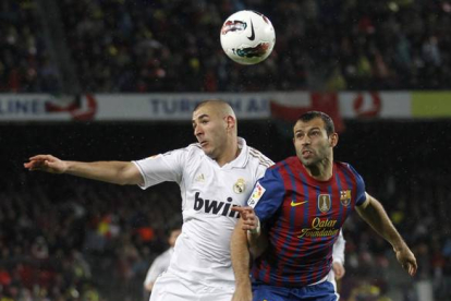 Javier Mascherano lucha un balón con Karim Benzema. Foto: REUTERS / JUAN MEDINA