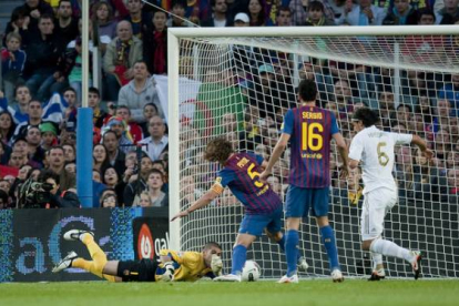 Khedira marca el primer gol del Real Madrid, entre Puyol y Valdés, que no se entienden en la jugada. Foto: JORDI COTRINA