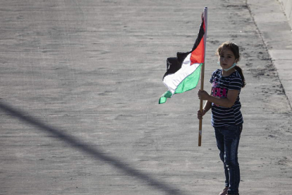 Una niña con la bandera palestina se manifiesta contra la anexión. ANDRE PAIN