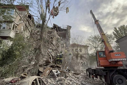 Imagen de la ciudad de Zaporizhzhia tras un ataque.  STATE EMERGENCY SERVICE OF UKRAI