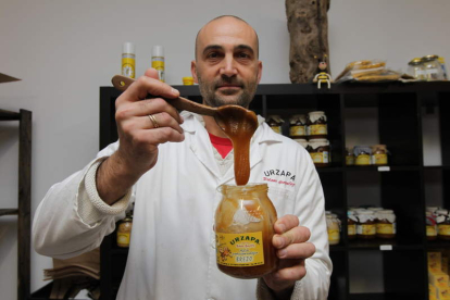 Urbano González, responsable de Urzapa, con un tarro de miel de brezo.