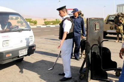 Agentes policiales egipcios inspeccionan los vehículos que se acercan al aeropuerto de Sharm el-Sheikh, esta pasada semana.