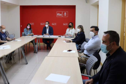 La reunión con los agentes implicados en el sector fue celebrada en la sede del PSOE de León. DL