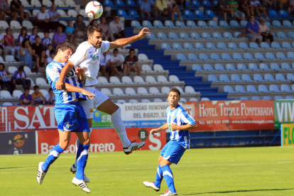 Murci se lleva un balón en el último partido de la Deportiva B en El Toralín, que fue ante la Cultural Leonesa en Tercera División. BARREDO