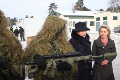 La ministra alemana de Defensa, Ursula von der Leyen (a la derecha), y la presidenta de Lituania,  Dalia Grybauskaite, junto a un soldado en la ceremonia de bienvenida a las tropas de la OTAN.