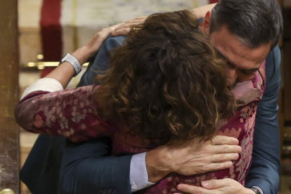 Pedro Sánchez abraza a María Jesús Montero, ayer, tras la aprobación de los PGE. KIKO HUESCA