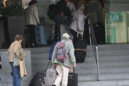 La imagen de los turistas entrando en los hoteles se está repitiendo menos este fin de semana