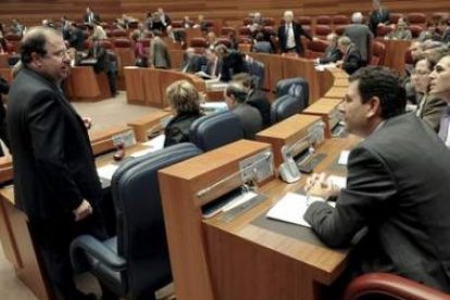 Herrera, con el grupo parlamentario popular, ayer en las Cortes autonómicas.
