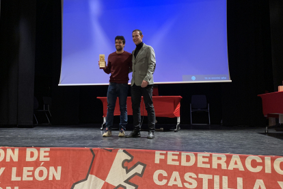 Kevin Tarek Viñuela recibe el reconocimiento del triatlón de Castilla y León. DL