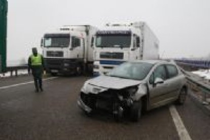 La provincia de León ha registrado numerosos accidentes de tráfico como consecuencia de las placas de hielo acumuladas en las carreteras.