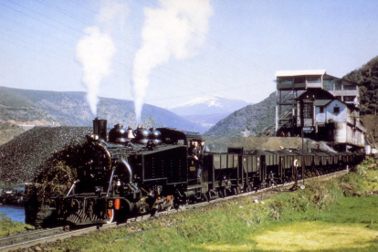 La Baldwin PV-6 tira del tren, ante el lavadero de Victoriano González. RONALD COX