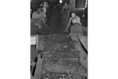 Escogedoras de carbónn en el lavadero de La Recuelga, hacia 1950. CLUB XEITU
