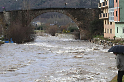 El río Burbia, durante una de sus últimas crecidas, a su paso por Villafranca. DL